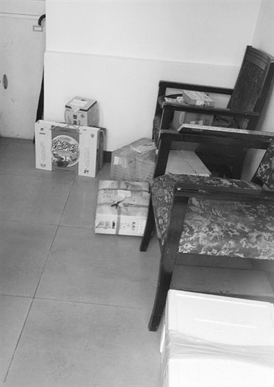 9月19日，東二環(huán)一小區(qū)的傳達室放著5、6箱禮品，小區(qū)保安稱，禮品量比以前過節(jié)時少。