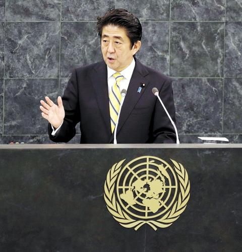 日本首相安倍晉三25日在紐約發(fā)表演講時(shí)稱，修改憲法解釋以解禁集體自衛(wèi)權(quán)的目的是使日本變成“為世界和平與穩(wěn)定更積極做出貢獻(xiàn)的國家”。圖為26日安倍在聯(lián)合國演講。
