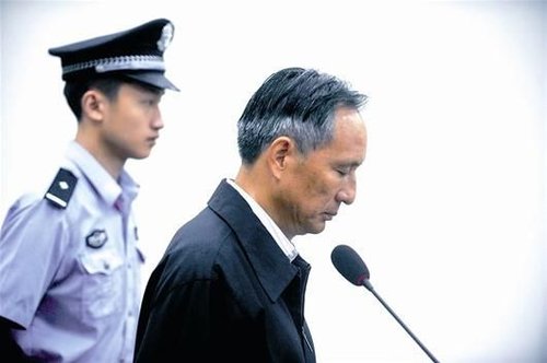 圖為：10日，張曙光在北京市第二中級(jí)人民法院接受庭審 新華社發(fā)