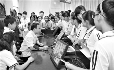 2013年5月30日，結(jié)合當(dāng)前國內(nèi)民眾普遍關(guān)注的“校長開房”、“強奸猥褻”等事件，廣西上思縣人民法院邀請中小學(xué)生到法院觀摩案件的庭審，提高他們的守法、維權(quán)意識。圖/IC