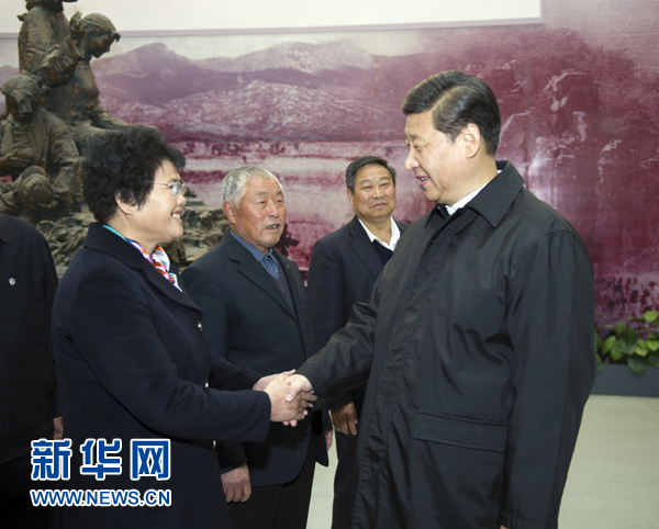 25日上午，習(xí)近平在臨沂華東革命烈士陵園參觀沂蒙精神展并會見當(dāng)?shù)叵冗M(jìn)模范和當(dāng)年支前模范后代代表。