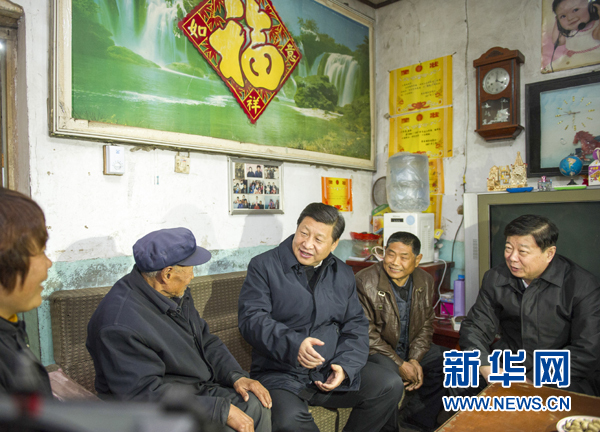 25日下午，習(xí)近平在地處沂蒙老區(qū)的臨沭縣曹莊鎮(zhèn)朱村看望83歲的“老支前”王克昌。
