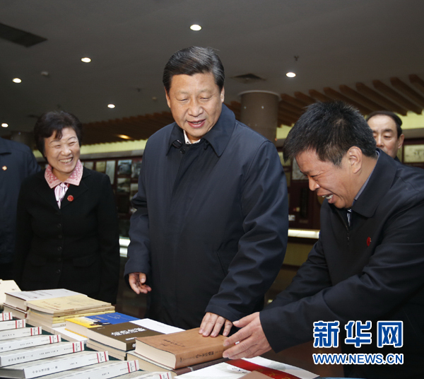 26日上午，習(xí)近平在孔子研究院參觀考察。新華社記者鞠鵬 攝