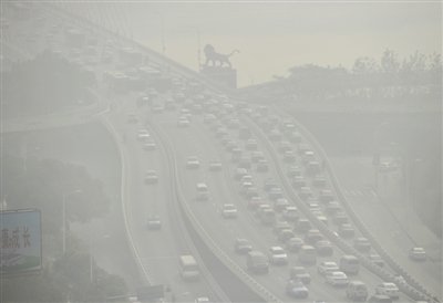 昨日，南昌市八一大橋被霧霾籠罩。 新華社發(fā)