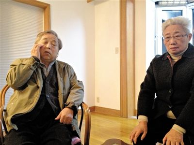 前晚，年過七旬的劉光嘉及妻子向記者講述強(qiáng)拆經(jīng)過。
