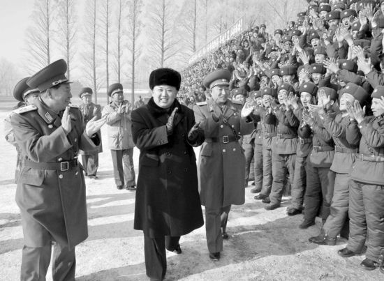 24日，金正恩視察前線部隊(duì)。