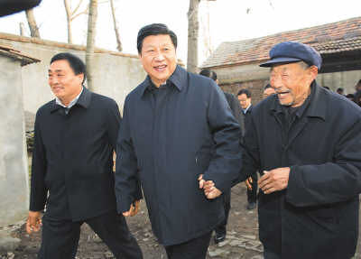 11月25日，習(xí)近平在地處沂蒙老區(qū)的臨沭縣曹莊鎮(zhèn)朱村，親切地拉著83歲的“老支前”王克昌的手。