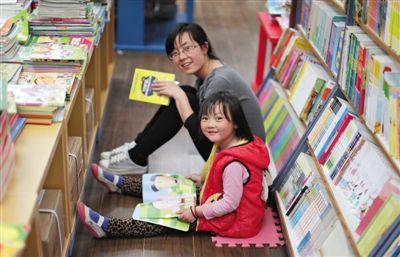 昨晚10時(shí)，來京探親的山東的李女士帶著5歲的女兒琪琪在三聯(lián)書店讀書。4月18日晚開始，三聯(lián)韜奮書店正