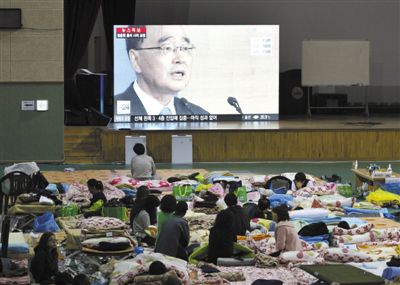 27日，韓國(guó)珍島，“歲月”號(hào)客輪乘客家屬在體育館觀看總理鄭烘原辭職新聞。當(dāng)日，鄭烘原召開緊急發(fā)布會(huì)，表示對(duì)韓國(guó)“歲月”號(hào)沉船事件負(fù)責(zé)，宣布引咎辭職。