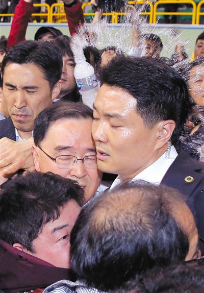 17日，鄭烘原（中）會(huì)見(jiàn)乘客家屬時(shí)，遭到家屬辱罵、潑水。