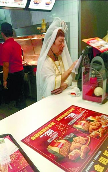 麥當勞也挺拼的！店員化身觀音為顧客點餐