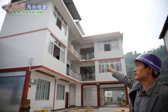 舒正山指著新房說(shuō)：“我將喬遷宴席的豬肉分給村民吃，竟被大家誤傳是災(zāi)后大魚大肉?！? width=