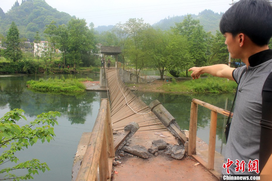 5月2日，一名目擊者正在介紹鳳凰吊橋事發(fā)情景。