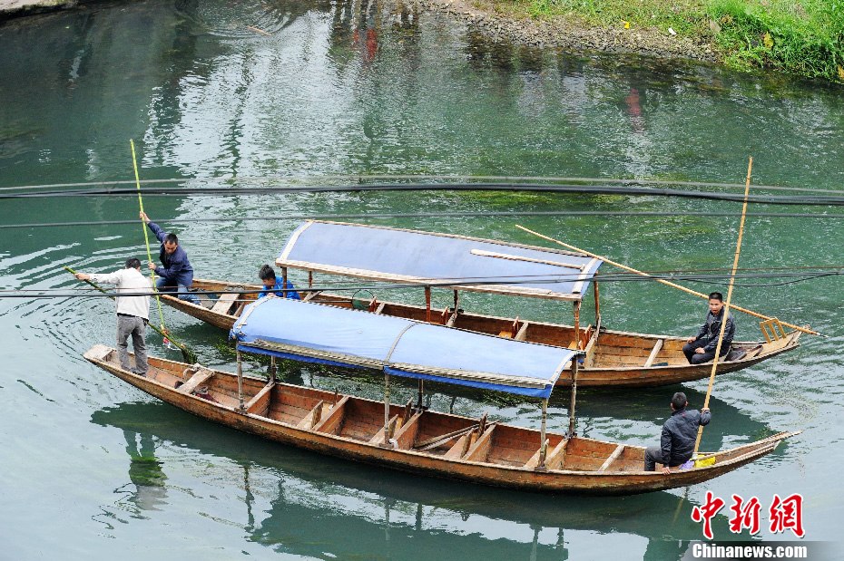 5月2日，鳳凰縣搜尋人員仍在沱江下游搜尋。