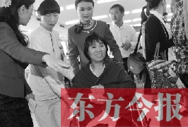 坐在輪椅上的，就是為兒子捐出肝、腎的母親潘大想