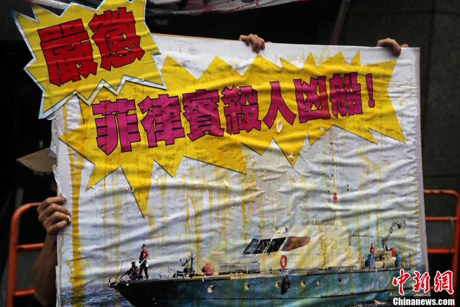 圖為一個抗議紙板蛋痕累累，持板人躲在紙板后面。中新社發(fā) 董會峰 攝