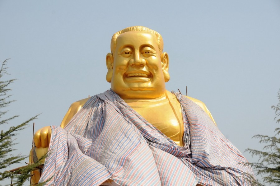 圖位此前的4月26日，“佛像”上出現(xiàn)帆布，最終，工作人員將帆布蓋在“佛像”頭像上。