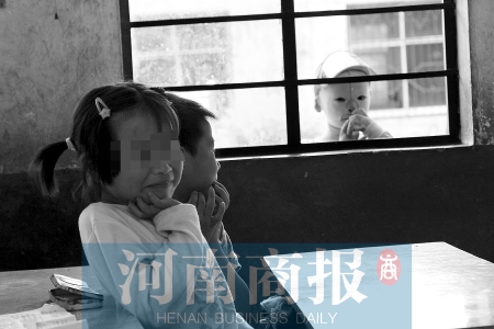 她不止一次說想去上學，而更多的時候，她是站在教室外面，眼巴巴地看著里面的小朋友
