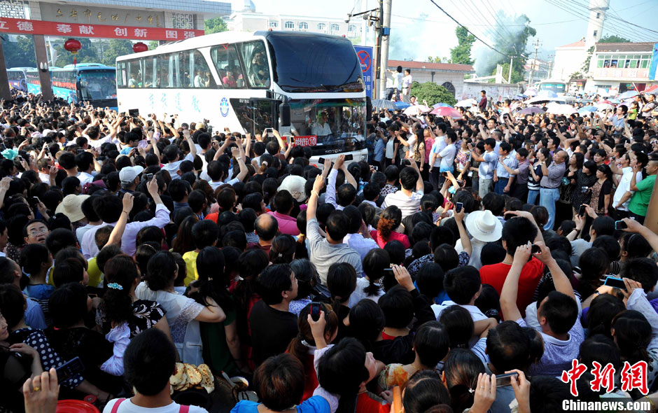 6月5日，一年一度的毛坦廠鎮(zhèn)“送考節(jié)”到來，70輛大巴車護(hù)送毛坦廠中學(xué)萬名考生安全赴考。