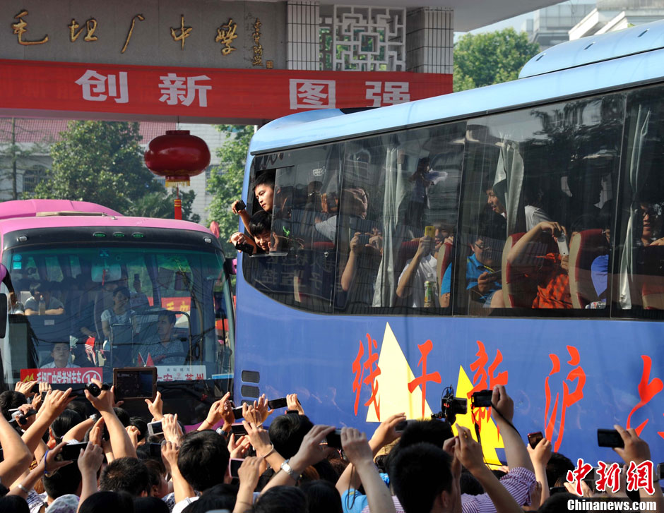 6月5日，一年一度的毛坦廠鎮(zhèn)“送考節(jié)”到來，70輛大巴車護(hù)送毛坦廠中學(xué)萬名考生安全赴考。