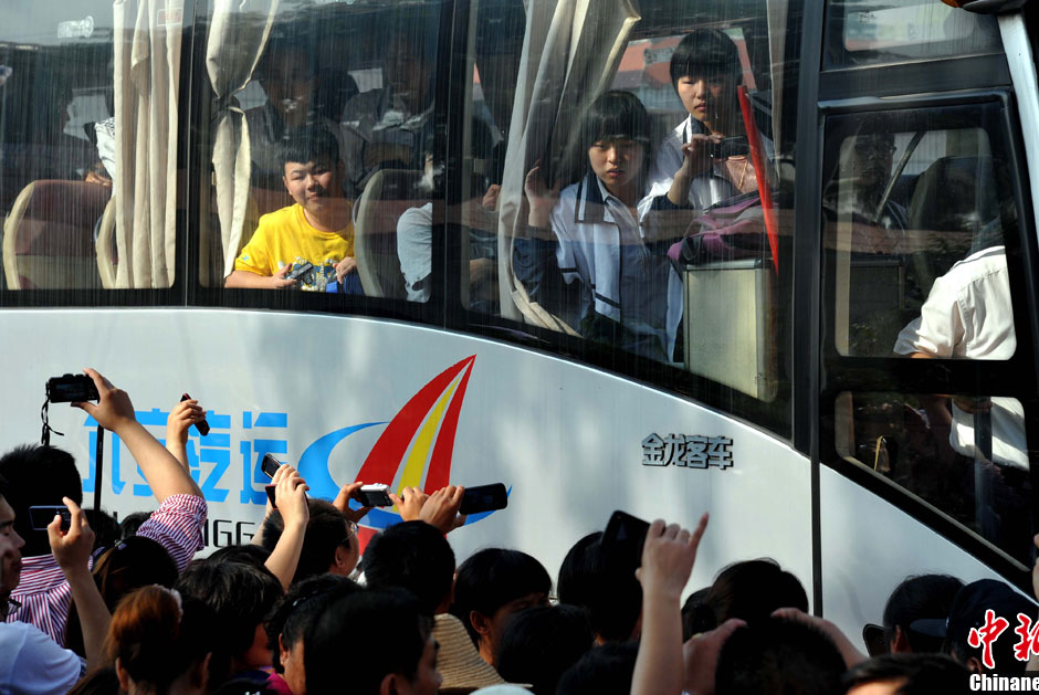 6月5日，一年一度的毛坦廠鎮(zhèn)“送考節(jié)”到來，70輛大巴車護(hù)送毛坦廠中學(xué)萬名考生安全赴考。