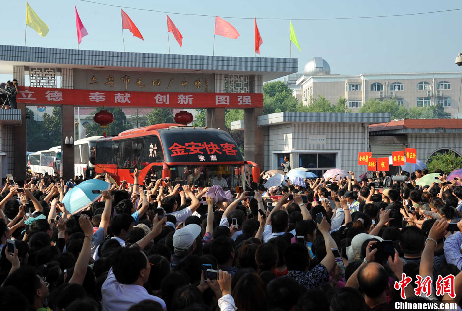 6月5日，一年一度的毛坦廠鎮(zhèn)“送考節(jié)”到來，70輛大巴車護(hù)送毛坦廠中學(xué)萬名考生安全赴考。