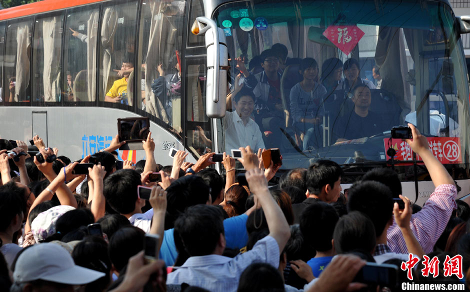 6月5日，一年一度的毛坦廠鎮(zhèn)“送考節(jié)”到來，70輛大巴車護(hù)送毛坦廠中學(xué)萬名考生安全赴考