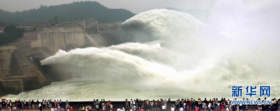 　　6月22日，大批游客聚集在黃河小浪底出水口前觀看巨瀑飛瀉的景觀。