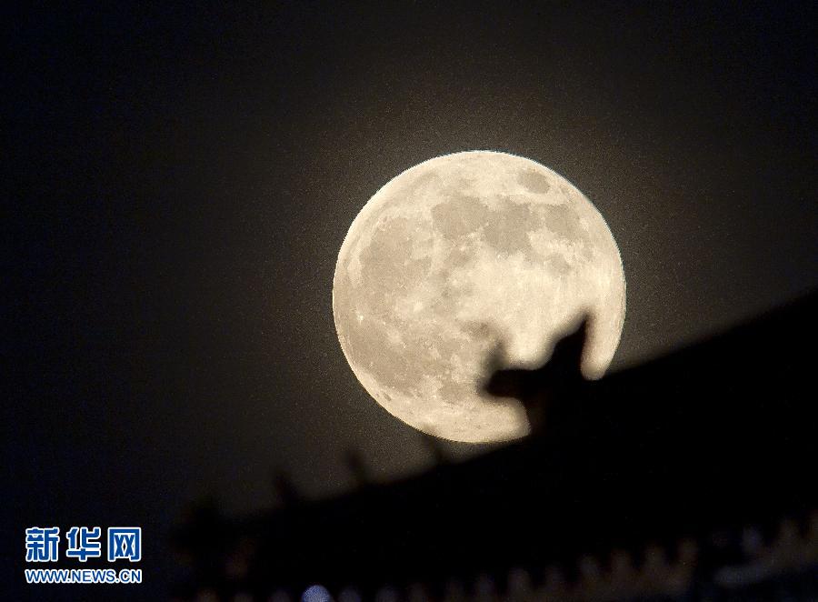 6月23日晚，在北京故宮角樓附近拍攝的圓月。