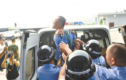 6月19日，安岳縣看守所，押赴刑場的一刻，劉明（化名）跳起來托付親友照顧好父母。吳小川 攝