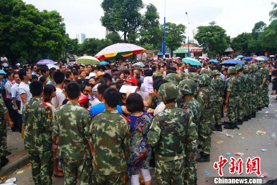 7月9日，聚集在中國人民銀行北海市中心支行的外地民眾越來越多，當?shù)毓俜讲坏貌怀鰟哟笈叿馈⑽渚巴S