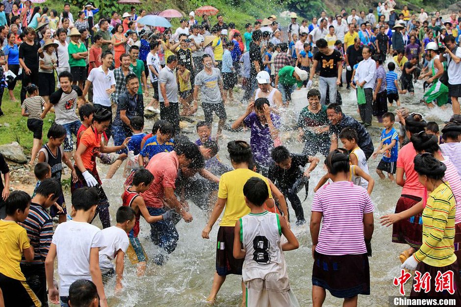 圖為7月9日，村民在小河里摸魚(yú)搶魚(yú)。譚凱興 攝