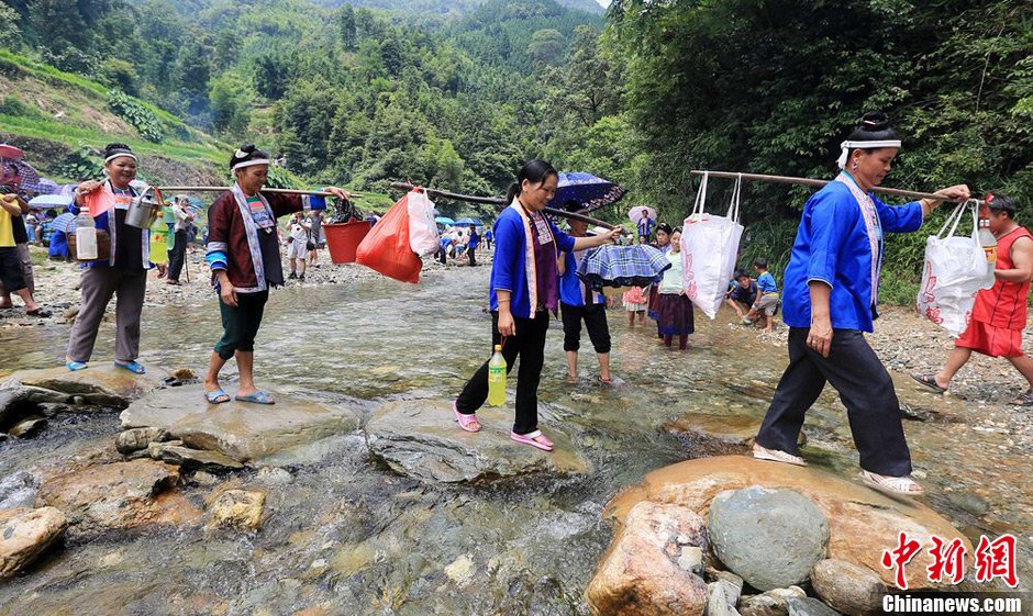 7月9日，一年一度的鬧魚(yú)節(jié)在廣西融水苗族自治縣白云鄉(xiāng)保江村舉行，附近村屯的居民前往集會(huì)地參加節(jié)日活動(dòng)