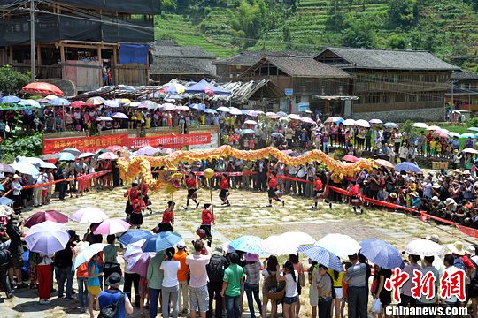 圖為當?shù)丶t瑤民眾舞起長龍祈求風調雨順。中新社發(fā) 韋吉陽 攝