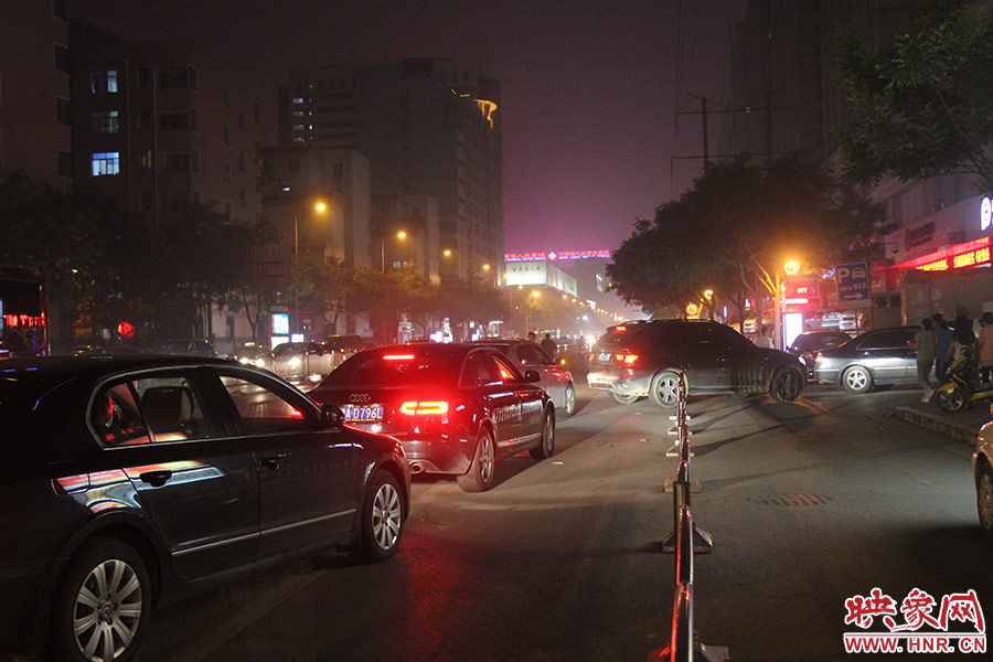 等待加油的車輛已經排到了加油站外的道路上。