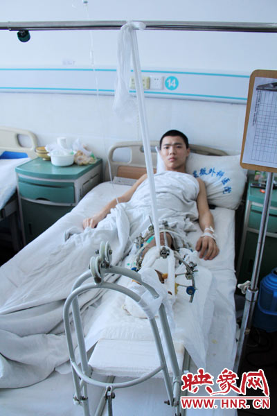 “如果有人肯幫我出4萬元的醫(yī)藥費(fèi)，我愿意為他免費(fèi)工作3年，多苦多累都行?！?月26日，躺在病床里上的