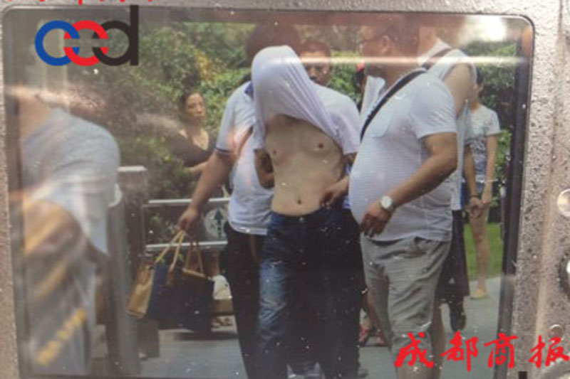 圖為事發(fā)現(xiàn)場(chǎng)，嫌疑人被警方控制。