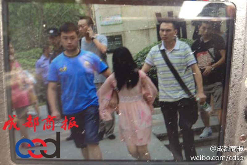 圖為事發(fā)現(xiàn)場(chǎng)，嫌疑人被警方控制。