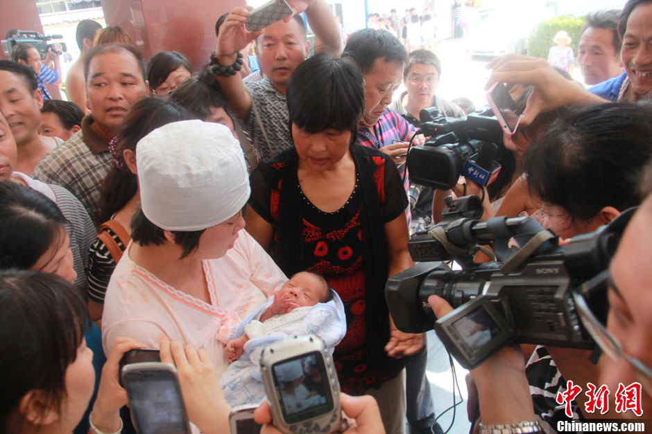 圖為大批媒體記者采訪獲救嬰兒母親。張一辰 攝