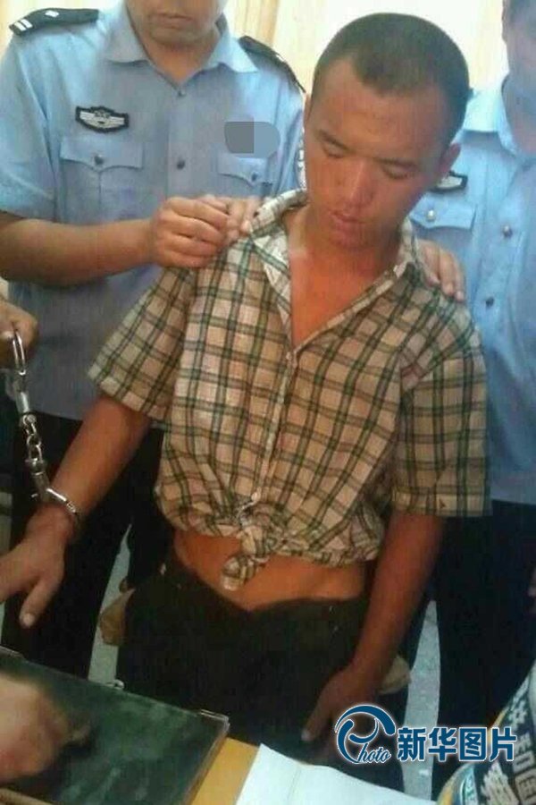 2013年8月20日午間，河南省安陽(yáng)警方將“8.19公交搶劫案”嫌犯24歲的周江波緝拿歸案。圖片來(lái)