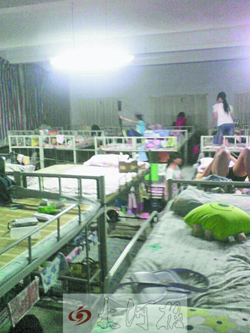 住在電教室里的女生們，擁擠不堪。