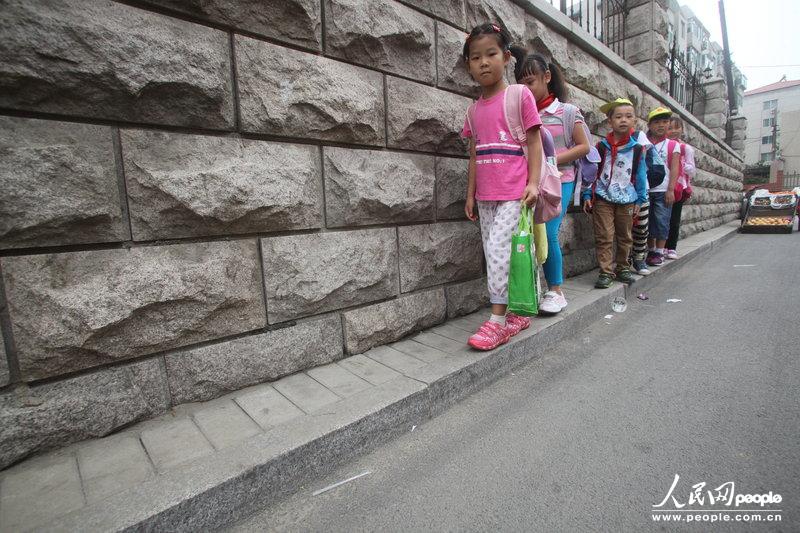2013年09月11日，濟南運署街上，小學生走史上“最窄人行道”上學。圖片來源：CFP