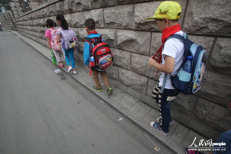 2013年09月11日，濟南運署街上，小學生走史上“最窄人行道”上學。