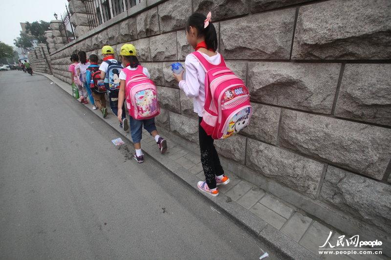 2013年09月11日，濟南運署街上，小學生走史上“最窄人行道”上學。