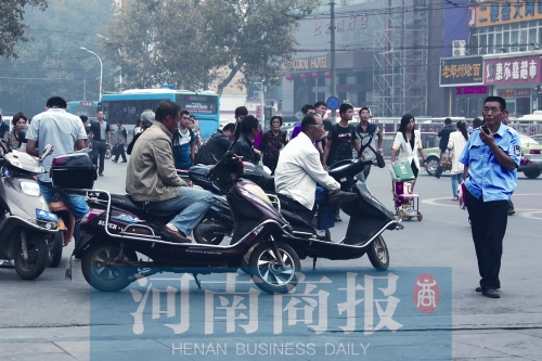 　火車站廣場(chǎng)北側(cè)，幾輛摩的正在等客