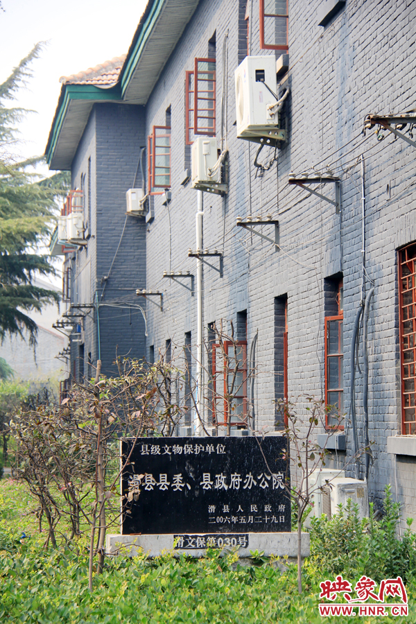 因?yàn)榭h委大院‘陳舊老土’,政府大院的蘇式建筑于2006年被列為縣級(jí)文物保護(hù)單位。