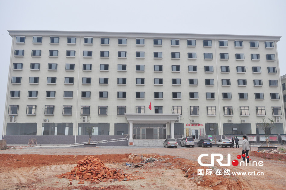 2013年10月21日，長沙云蓋村欠債千萬新建的豪華村部樓。