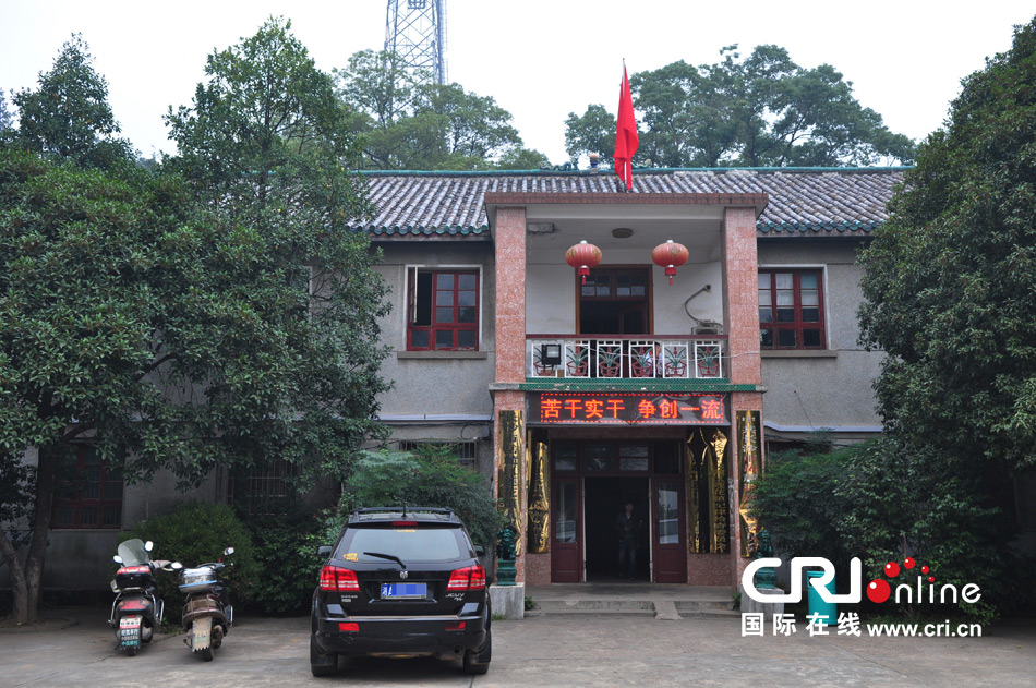 　2013年10月21日，這是蓮花鎮(zhèn)人民政府的辦公樓，和蓮花鎮(zhèn)云蓋村的辦公樓相比，寒酸不少。