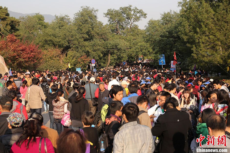 　10月26日，北京香山公園內(nèi)游客摩肩接踵。