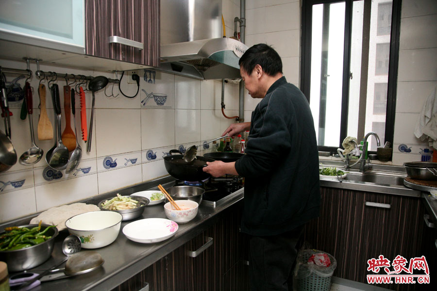 由于二老年齡也大了，于是姥姥的弟弟來(lái)住在家中幫忙照顧海龍